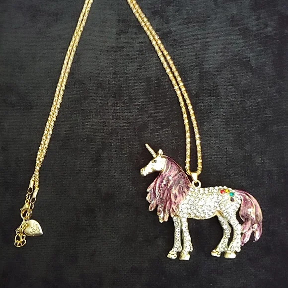 Beautiful Unicorn Necklace - Picture 4 of 6